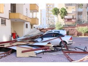Kahramanmaraş’ta Şiddetli Rüzgar Çatıları Uçurdu, Ağaçları Yerinden Söktü