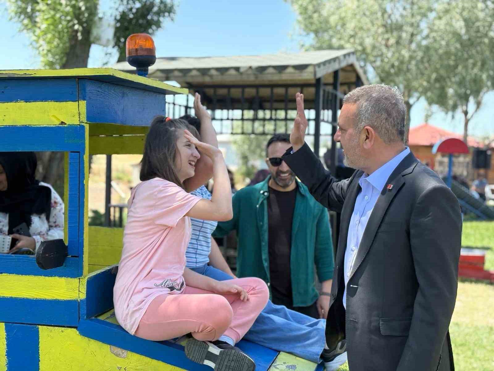 engelli-bireyler-ve-aileleri-eko-ciftlik-teki-piknikte-bulustu