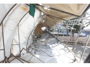 Adıyaman’da Fırtına Çadırları Devirdi, Tabelaları Uçurdu