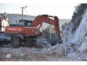 Başkan Tokat, Devam Eden Yeni Yol Çalışmalarını Yerine İnceledi
