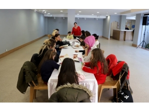 Büyükçekmeceli Çocuklar Anneleriyle Birlikte Kitap Okuyor