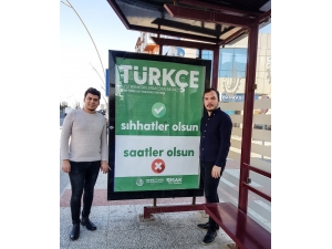 Astıkları Afişlerle Sokakta Türkçe Eğitimi Veriyorlar