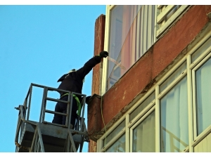 Rüzgardan Kırılıp Kaldırıma Düşen Cam Kırıkları Esnaf Ve Vatandaşları Korkuttu