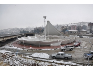 Kara Dayanamayan Festival Çadırı Çöktü, 2 Araç Altında Kaldı