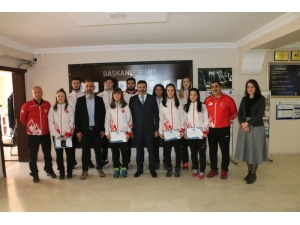 Milli Sporcular Ödüllendirildi