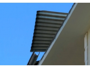 Fırtına Çatıdaki Sacları Uçurdu