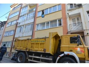 Yaşlı Kadının Evinden 13 Ton Çöp Çıktı