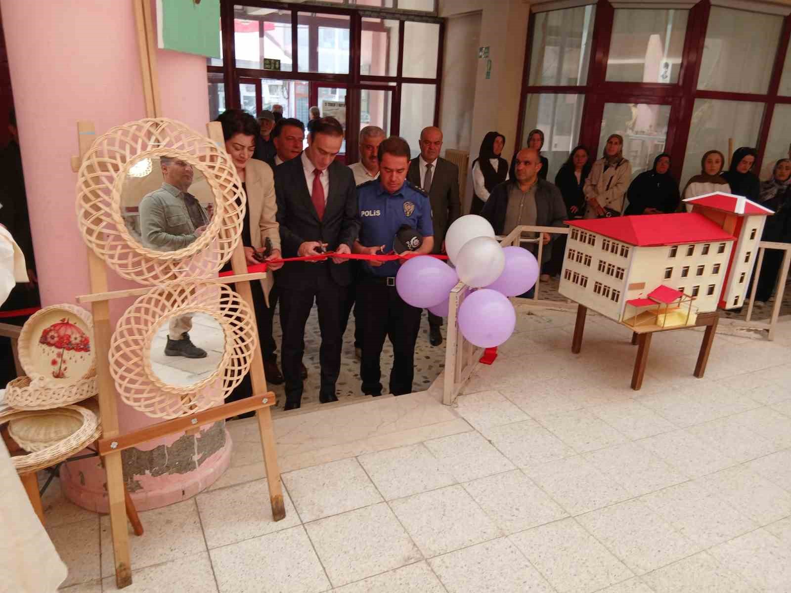 posof-halk-egitimi-merkezi-nden-gorkemli-yil-sonu-sergisi-436-kursiyer-emeklerini-sergiledi
