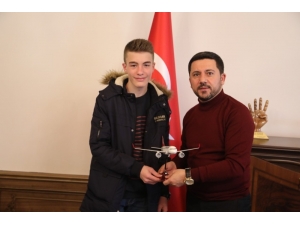 Başkan Arı, Türkiye Birincisi Olan Sporcuyu Tebrik Etti