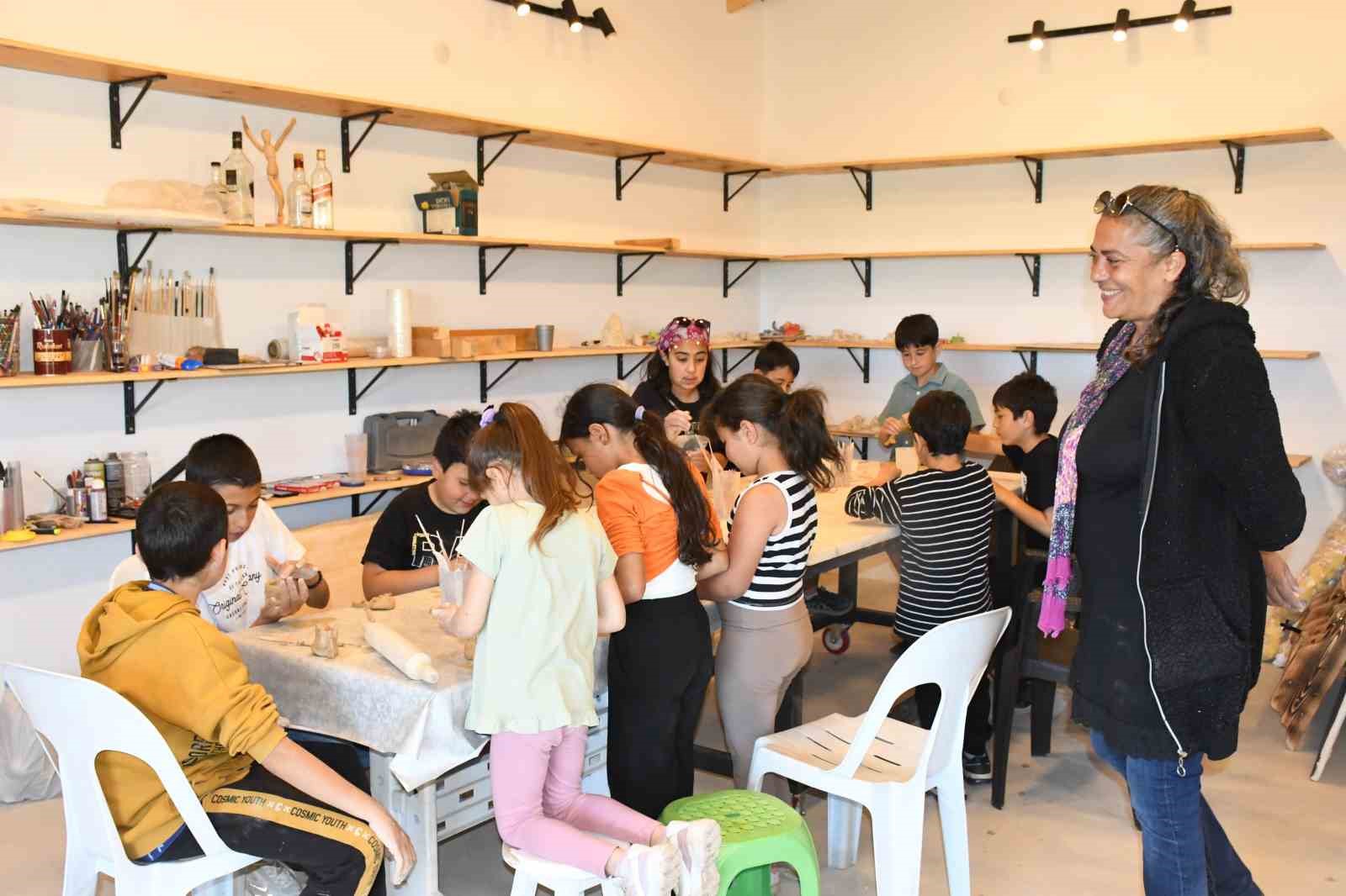 kasabada-kurdugu-atolyede-cocuklarin-ozguvenini-sanatla-buyutuyor