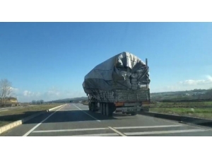 Tır Sürücüsü, Devrilmek Üzere Olan Yüküne Aldırmadan Yolculuğuna Devam Etti