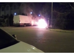 Park Halindeki Araç Alev Topuna Döndü