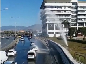 İzmir’de Su Borusu Patladı; Sürücüler Fışkıran Suyla Araçlarını Yıkadı