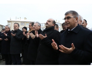 Türkiye İdliblilerin Yaralarını Sarıyor