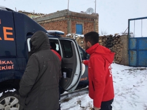 Kardan Yolu Kapanan Mahallelerde 25 Hasta Hastaneye Ulaştırıldı