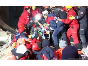 Enkazdan Birer Saat Arayla 2 Kadın Sağ Çıkarıldı