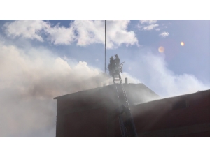 Fabrikanın Ambarında Çıkan Yangın Korkuya Neden Oldu