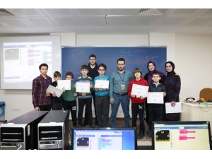 Robotik Kodlama Öğrenen Çocuklar Sertifika Sahibi Oldu
