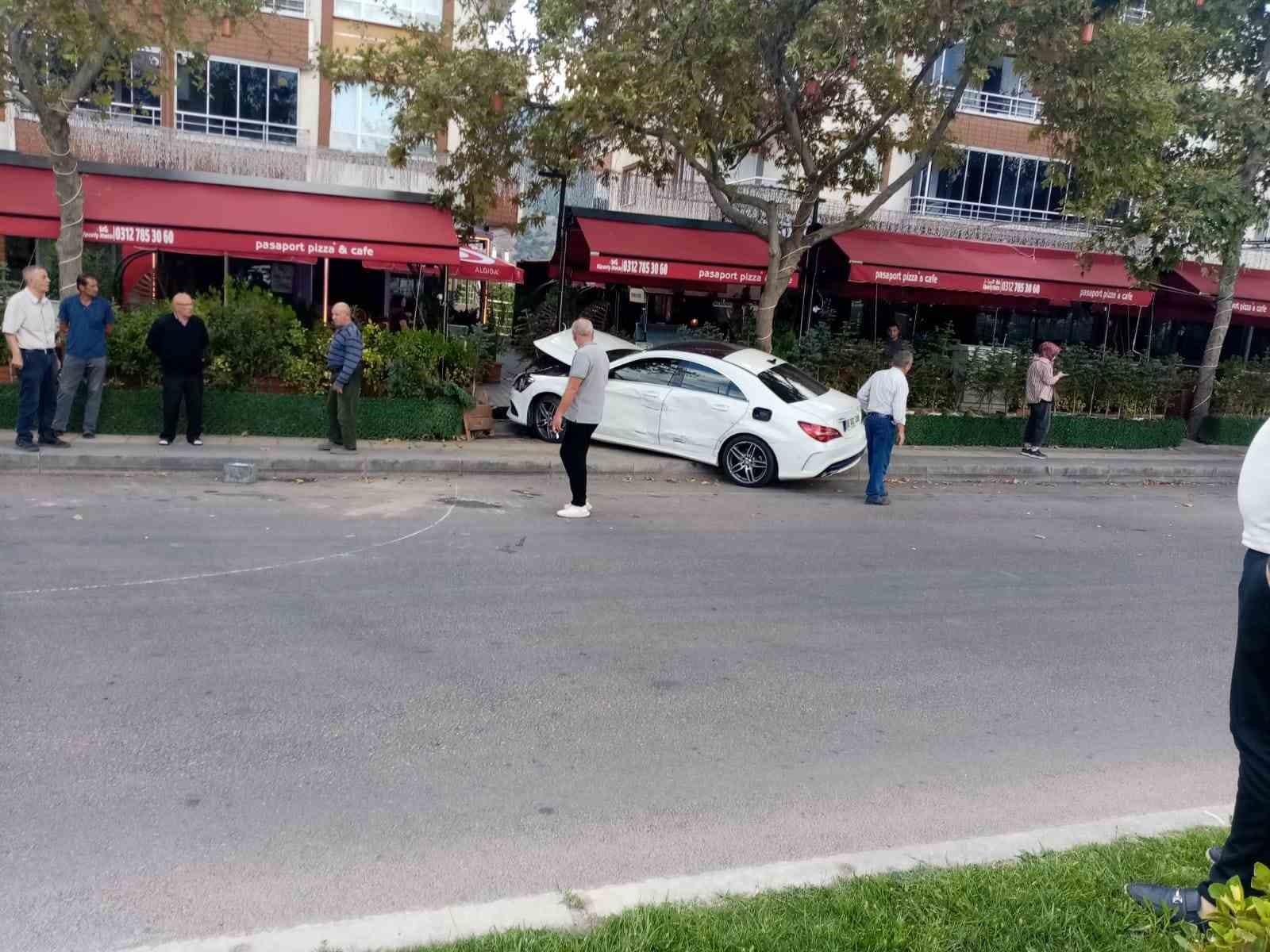 nallihan-da-tir-2-otomobile-carpti-yaralilar-var