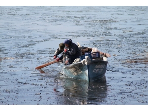 Beyşehir Gölü’nde “Ekmek” Buz Tutan Ağların Arasında