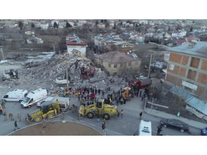 Gezin’de Enkaz Altında Kalan 5 Vatandaştan 2’si Ölü 3’ü Yaralı Çıkartıldı