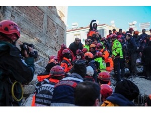Enkazdan Bir Kadın Daha Sağ Çıkarıldı