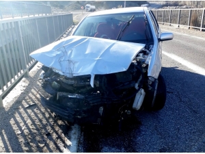 Otomobil Köprünün Korkuluklarına Çarptı