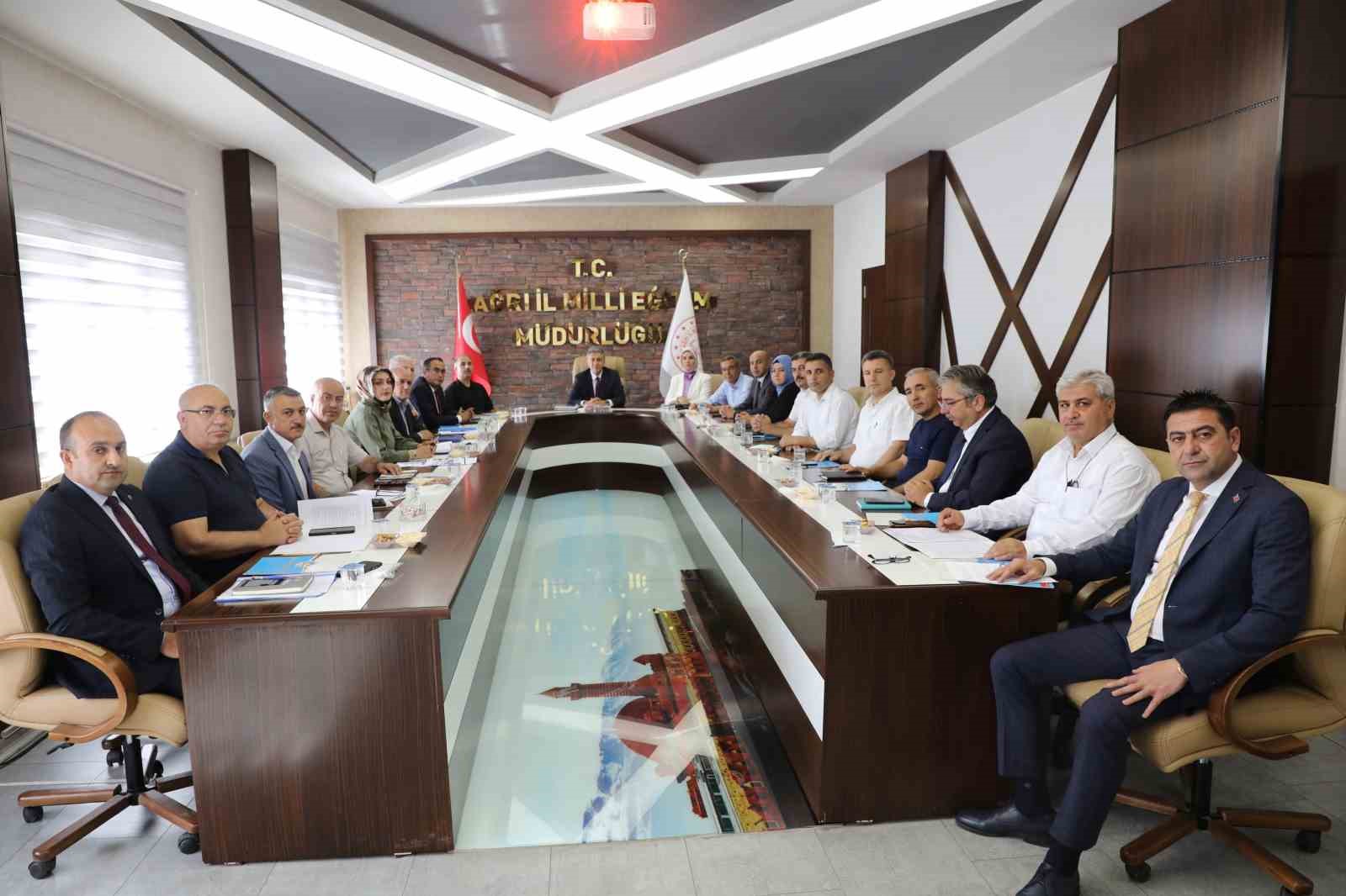 agri-da-egitimde-yeni-donem-hazirliklari-masaya-yatirildi
