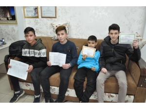 Gönüllü Berber Başarılı Öğrencileri Ücretsiz Tıraş Ediyor