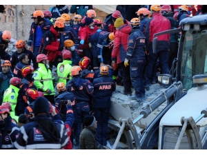 Enkazdan 15 Saatin Ardından 1 Kişi Daha Sağ Çıkarıldı