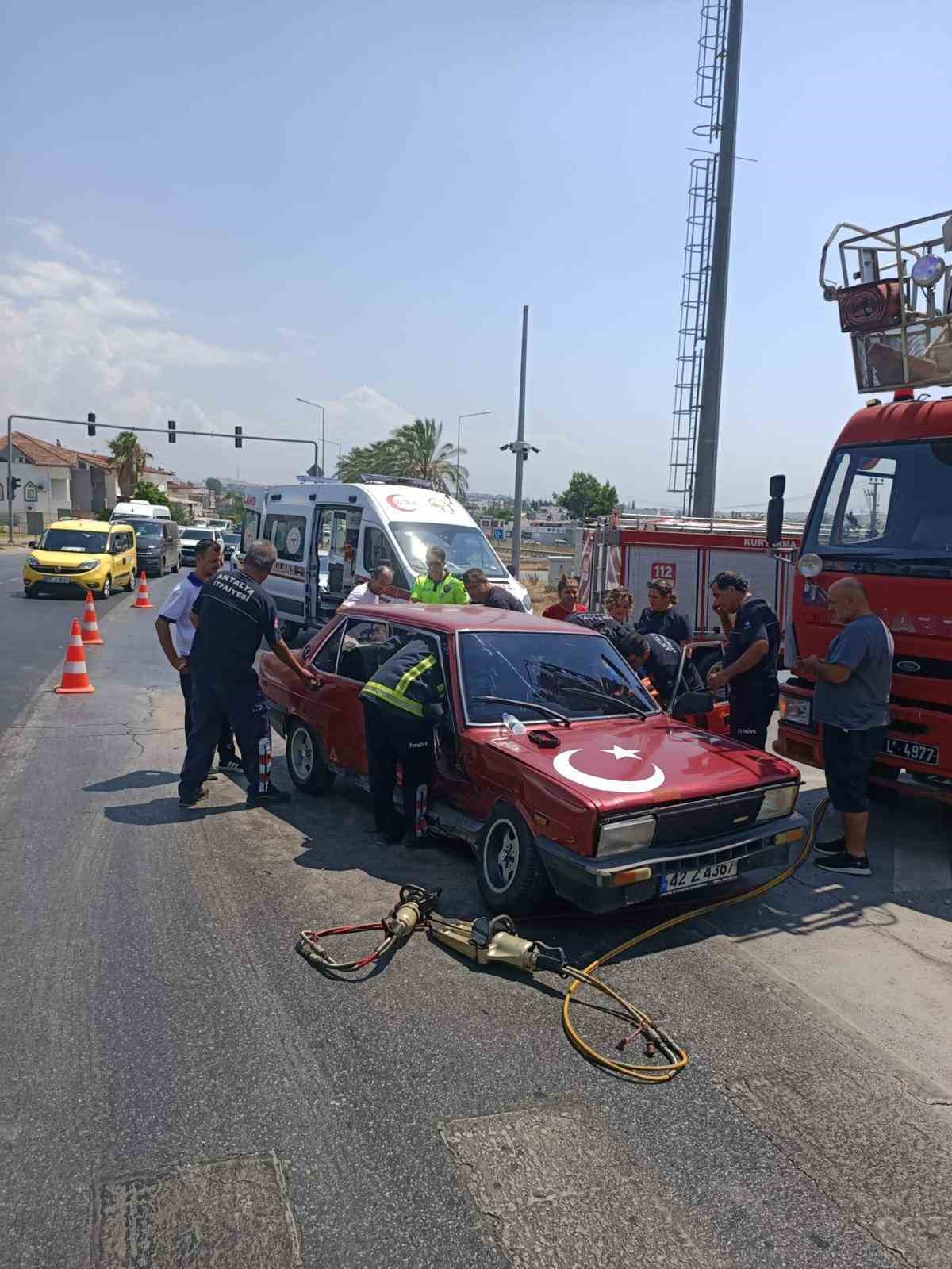 manavgat-ta-iki-otomobil-carpisti-1-yarali