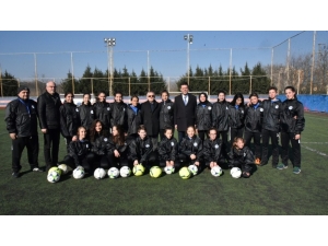 Başkan Sarıkurt’tan Çbsk Kadın Futbol Takımına Destek