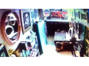 Deprem Anında Aynalar Yere Düştü