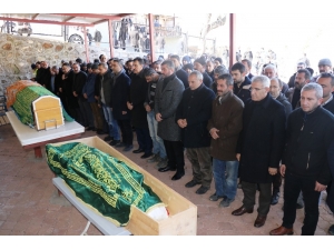 Depremde Ölen Anne Ve Oğlu Defnedildi