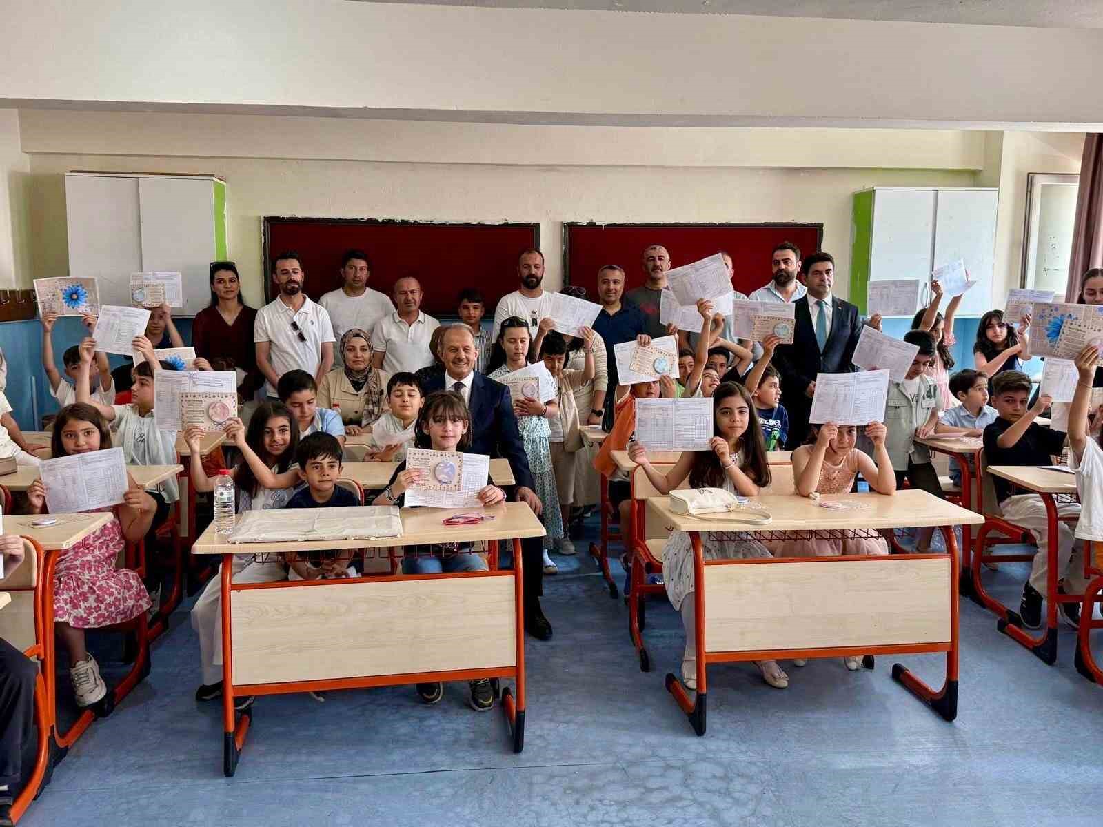 hakkari-de-69-bin-17-ogrenci-karne-sevinci-yasadi