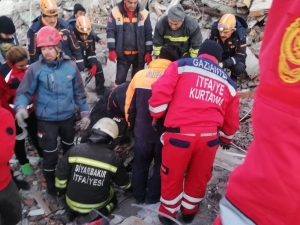 Gaziantep’ten Giden Kurtarma Ekipleri 2 Kişi Enkaz Altından Sağ Çıkardı