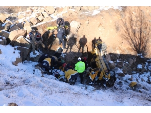 Ticari Taksi Şarampole Uçtu: 1 Ölü, 2 Yaralı