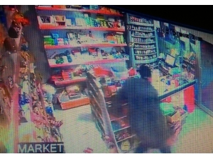 Deprem Anında Kendisini Dışarı Attı, Yaralanmaktan Son Anda Kurtuldu