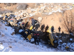 Ticari Taksi Şarampole Uçtu: 2 Ölü, 1 Yaralı