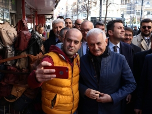 Binali Yıldırım, Vatandaşlara Simit Dağıttı