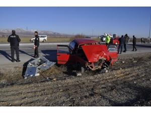 Otomobil Elektrik Panosuna Çarptı: 6 Yaralı