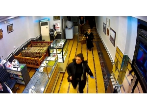 Deprem Sırasından Yaşanan Panik Anları Kameralara Yansıdı