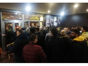 Turnikeler Çalışmadı, Taraftar Stada Giremedi