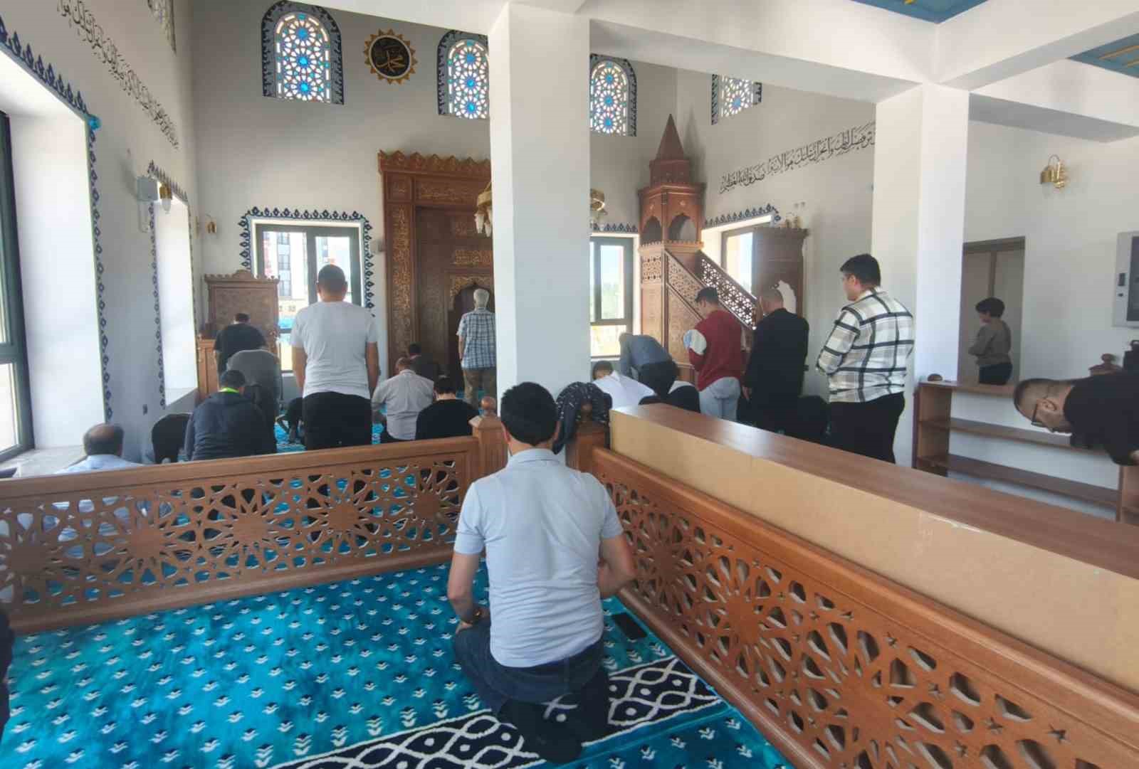 akcaova-toki-camii-nde-ilk-cuma-namazi-kilindi