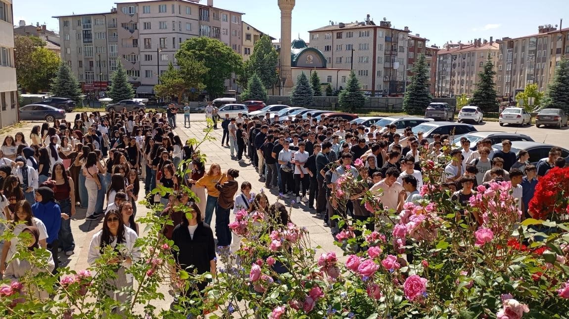 sivas-lisesinin-yarim-asirlik-mezunlari-yeni-mezunlarla-kaynasti