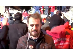 Enkazdan Sağ Çıkarılmayı Anlatan Muhabir İzleyenleri Duygulandırdı