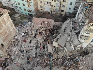 Elazığ’da Mustafa Paşa Mahallesi’nde Çöken Binada Çalışmalar Sürüyor