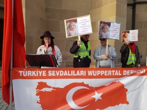 Almanya’da 4 Günlük Bebeği Ailesinden Alan Gençlik Dairesi Protesto Edildi