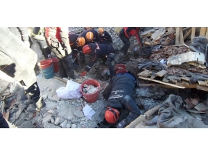 İzmir’den Elazığ’a İlk Yardım Tırı Gönderildi