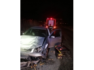 Traktör İle Otomobil Çarpıştı: 2 Yaralı